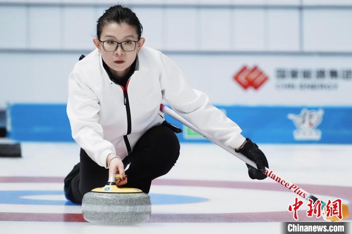 十四冬赛场老将传承精神 冰壶赛场再现黄金组合