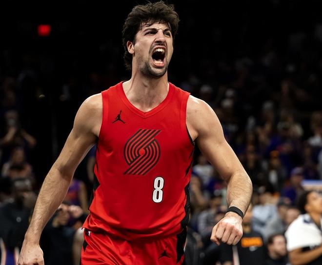 文班亚马35分创马刺季后赛首秀纪录 阿夫迪亚3