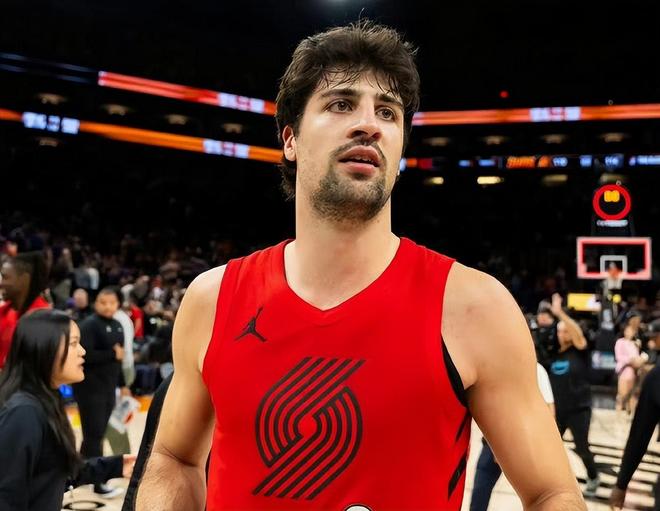 文班亚马35分创马刺季后赛首秀纪录 阿夫迪亚3