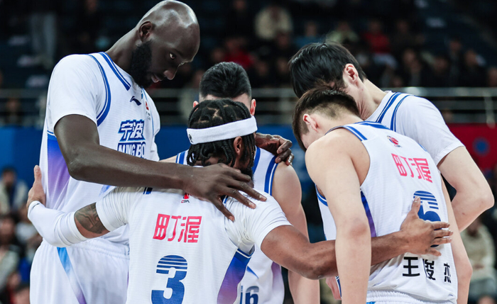 青岛男篮主场险胜宁波终结四连败